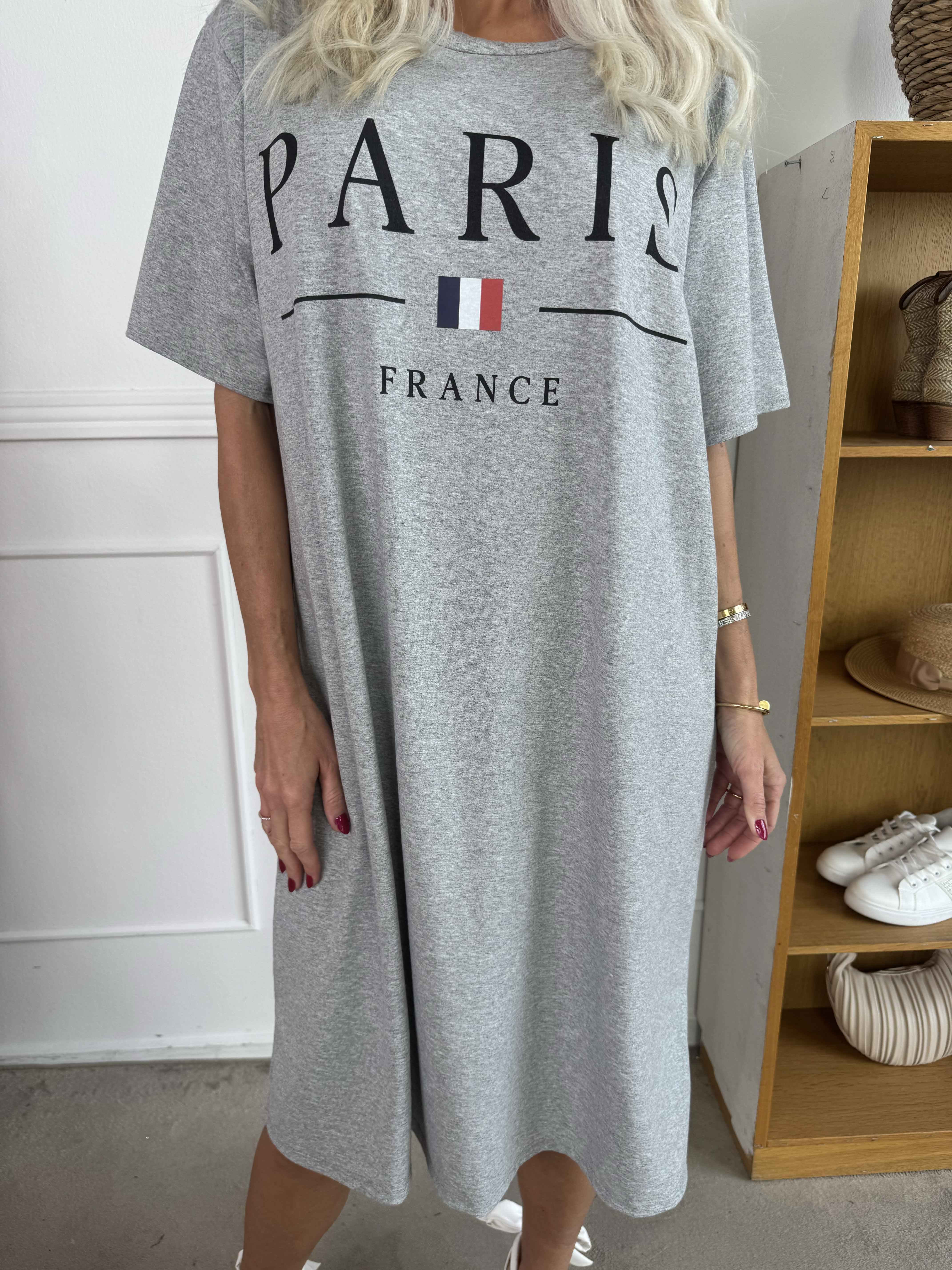 Alice - Joggingklänning i bomull med Paris stående på bröstet
